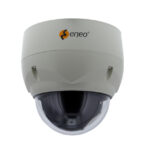 Eine Überwachungskamera mit einem weißen Gehäuse und einer dunklen Kuppel, versehen mit dem "eneo"-Logo.