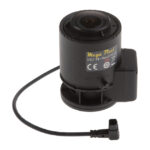 Eine schwarze Überwachungskamera mit einem Megapixel-Objektiv und CE-Kennzeichnung, verbunden mit einem Kabel.