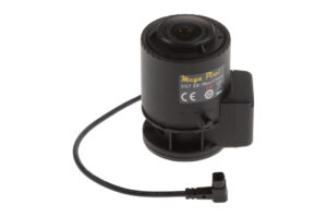 Eine schwarze Überwachungskamera mit einem Megapixel-Objektiv und CE-Kennzeichnung, verbunden mit einem Kabel.