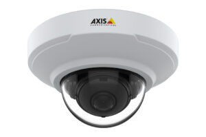 Überwachungskamera von Axis Communications in einer weißen Kuppelmontage.