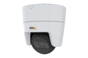 Eine weiße Überwachungskamera mit schwarzem Objektiv von AXIS Communications.