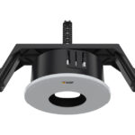 Ein schwarzer, zylindrischer Gegenstand mit grauem Rand und einer strukturierten Basis, die scheinbar zur Befestigung dient. Auf dem Rand befindet sich ein Firmenlogo.