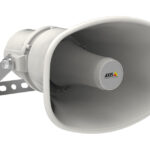 Externer weißer Lautsprecher von Axis Communications, montiert an einer Halterung.