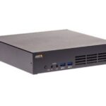 Ein schwarzer Netzwerk-Videorecorder mit USB-Anschlüssen und Lüftungsschlitzen auf der Vorderseite.