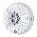 Deckenmontierter weißer Lautsprecher mit Lochmuster.