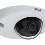 Überwachungskamera von Axis Communications mit weißem Gehäuse und klarer Kuppel.