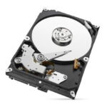 Eine geöffnete Festplatte mit sichtbaren Platten und Schreib-Lese-Kopf.