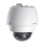 Eine weiße Überwachungskamera der Marke Bosch mit einem kugelförmigen Gehäuse.
