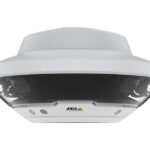 Eine weiße Überwachungskamera von Axis Communications mit gewölbtem Schutzgehäuse.