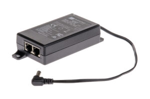 Ein schwarzes Netzteil mit zwei RJ-45-Anschlüssen und einem Stromkabel mit rundem Stecker. Auf der Oberseite befinden sich technische Angaben und Zertifizierungszeichen.