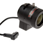 Kameraobjektiv mit Anschlusskabel auf weißem Hintergrund.