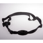 Schwarzer verstellbarer Gurt mit Schnallen und rechteckiger Platte in der Mitte.