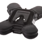 Ein schwarzes, kreuzförmiges Kunststoffobjekt mit gepolsterten Ecken und einer zentralen Aussparung.