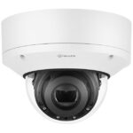 Überwachungskamera mit weißem Gehäuse und kuppelförmigem Objektiv.