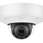 Kuppelüberwachungskamera von Hanwha mit schwarzem Objektiv und weißem Gehäuse.