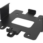 Schwarze Metallhalterung mit mehreren Kanten und Schraubenlöchern, die eine rechteckige Öffnung in der Mitte hat.