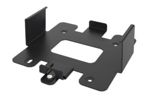Schwarze Metallhalterung mit mehreren Kanten und Schraubenlöchern, die eine rechteckige Öffnung in der Mitte hat.