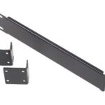 Schwarze Metallhalterungen, bestehend aus einer langen und zwei kurzen Winkelschienen mit Befestigungslöchern.