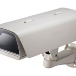 Überwachungskamera mit Gehäuse, seitliche Ansicht.