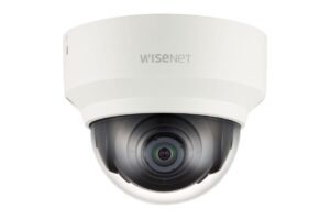 Eine weiße Überwachungskamera von Wisenet mit einem transparenten kuppelförmigen Gehäuse.