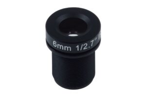 Schwarzes Objektiv mit der Aufschrift "6mm 1/2.7'' IR".