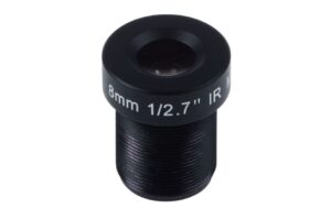 Objektivlinse mit der Beschriftung "8mm 1/2.7'' IR".