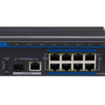 Ein schwarzer Netzwerk-Switch mit mehreren Ethernet-Ports und PoE-Unterstützung.