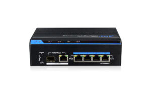 Ein Ethernet-Switch mit PoE+, schwarzes Gehäuse, Frontansicht mit sechs Anschlüssen und LEDs.