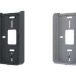 Zwei vertikale, rechteckige Wandhalterungen aus Metall in unterschiedlichen Grautönen, mit verschiedenen Aussparungen für Befestigungen und Kabel.