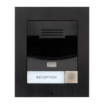 Klingelplatte mit Kamera und Beschriftung "Reception" auf schwarzem Hintergrund.