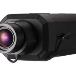 Schwarze Sicherheitskamera von Wisenet mit prominentem Objektiv auf weißem Hintergrund.