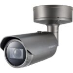 Eine schwarze Überwachungskamera der Marke Wisenet, montiert in einer schwenkbaren Halterung.