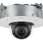 Überwachungskamera in halbrunder Gehäuseeinheit mit der Aufschrift „Wisenet“.