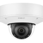 Überwachungskamera der Marke Wisenet in einer weißen Gehäuseeinheit.