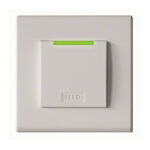 Ein weißer HID-Wandschalter mit einem grünen Leuchtstreifen oben.