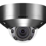 Eine silberne Überwachungskamera der Marke Wisenet.
