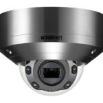 Überwachungskamera von Wisenet mit glänzendem Metallgehäuse und Sichtfenster.