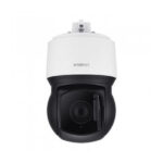 Eine schwarze und weiße Überwachungskamera der Marke Wisenet.