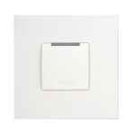 Ein weißer Zugangskartenleser mit der Aufschrift "HID" in der Mitte des Geräts.