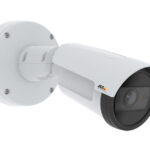 Außenüberwachungskamera mit weißem Gehäuse und schwarzer Linse, montiert auf einer kreisförmigen Halterung.