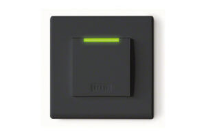 Ein schwarzer RFID-Kartenleser mit grün leuchtendem Lichtstreifen.
