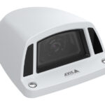 Weiße Überwachungskamera von Axis Communications mit rechteckigem Design.