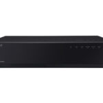 Ein schwarzer Netzwerkvideorekorder der Marke Wisenet, Vorderansicht.