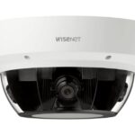 Eine weiße Überwachungskamera von Wisenet, montiert in einer Kuppelform.