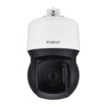 Eine Überwachungskamera der Marke Wisenet mit einem weißen Gehäuse und einer schwarzen Linse.