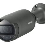 Eine schwarze Überwachungskamera der Marke Wisenet, an einer Wandhalterung befestigt.