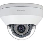 Eine weiße Dome-Überwachungskamera mit dem Markennamen Wisenet auf der Vorderseite.