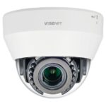 Eine weiße Überwachungskamera mit der Aufschrift "WISENET", die nach vorne zeigt.