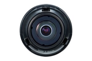 Kameraobjektiv mit der Beschriftung "2MP 2.4mm" in der Nahaufnahme.