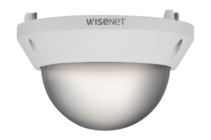 Ein Überwachungskamera-Dome mit der Aufschrift "Wisenet" auf einem weißen Gehäuse.